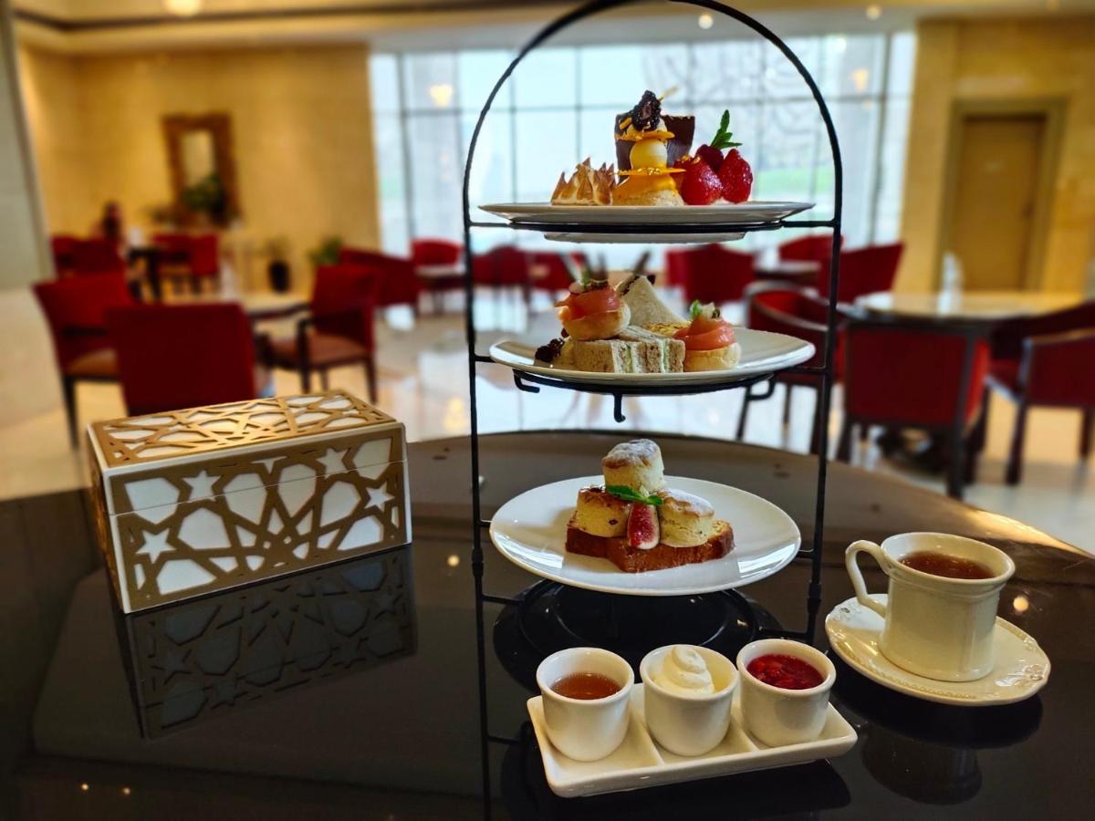 크라운 플라자 두바이 호텔 외부 사진 Afternoon tea at the Grand Hyatt Hotel, Mumbai