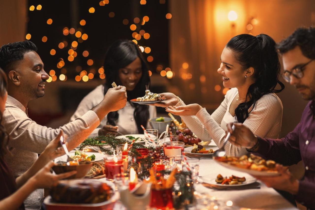 크라운 플라자 두바이 호텔 외부 사진 A Christmas dinner