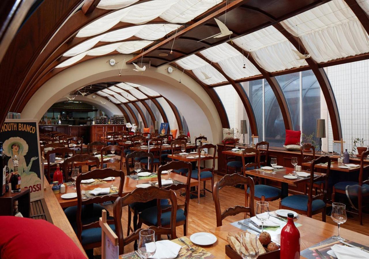 크라운 플라자 두바이 호텔 외부 사진 Restaurant interior