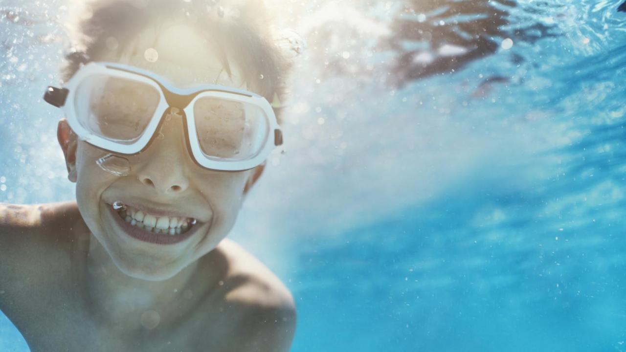 크라운 플라자 두바이 호텔 외부 사진 Swimming goggles