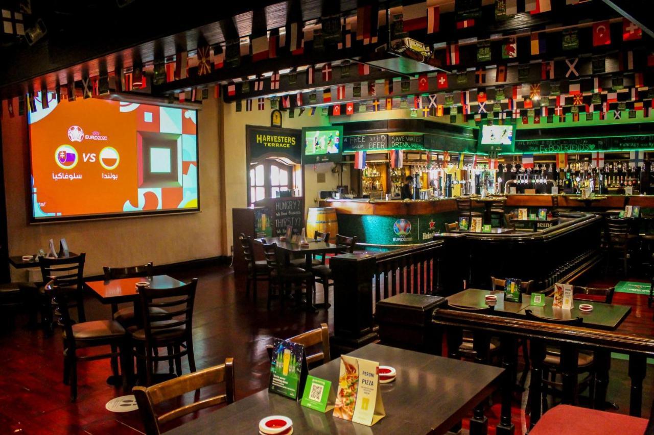 크라운 플라자 두바이 호텔 외부 사진 The interior of a typical Hard Rock Cafe