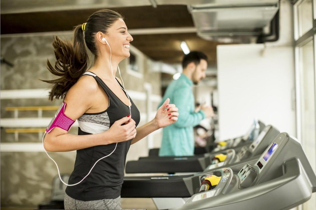 크라운 플라자 두바이 호텔 외부 사진 A woman exercising on a treadmill
