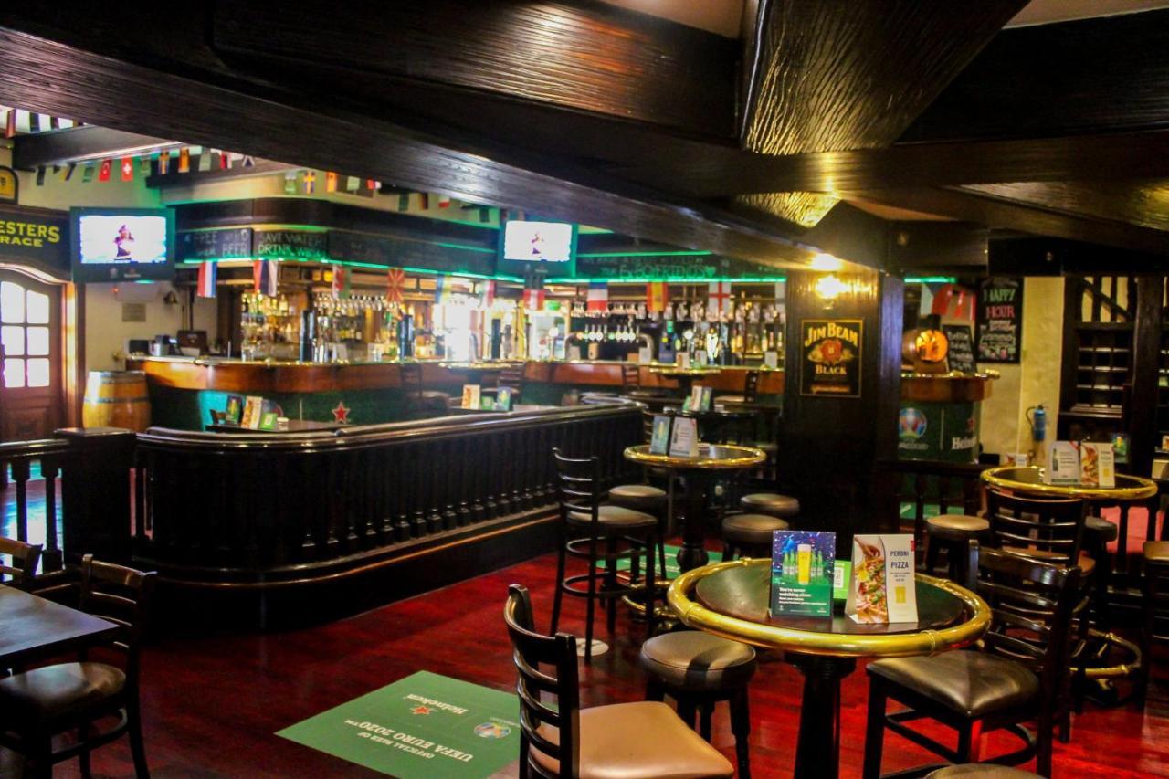 크라운 플라자 두바이 호텔 외부 사진 The interior of the bar