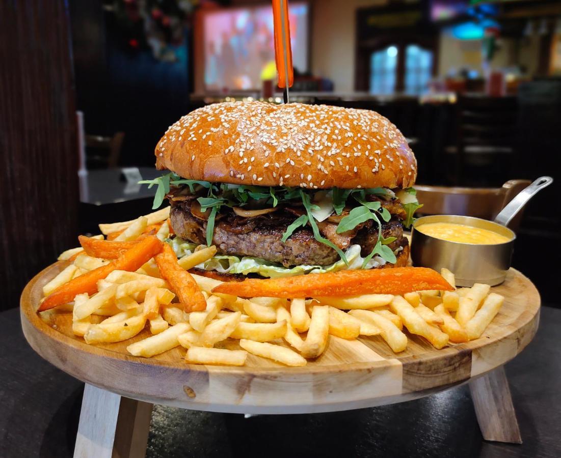 크라운 플라자 두바이 호텔 외부 사진 A hamburger with chips