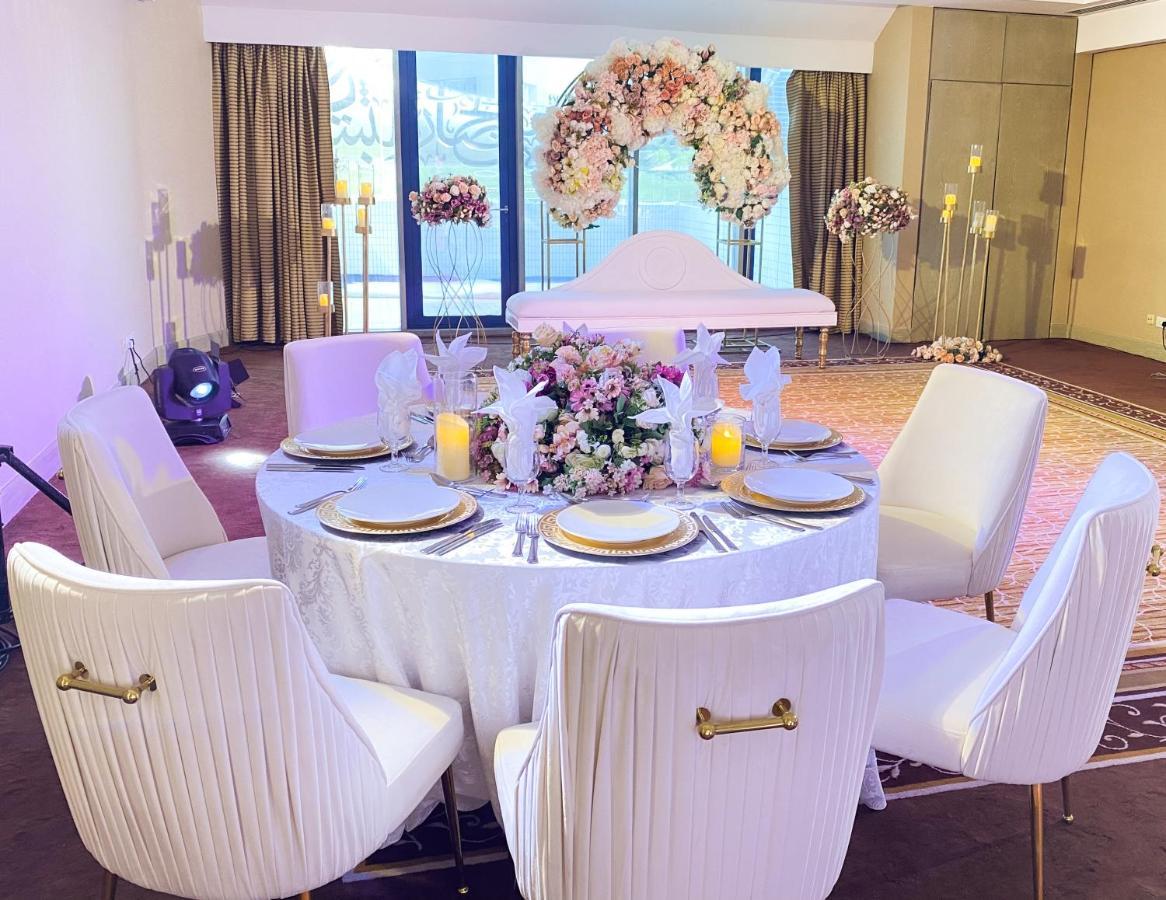 크라운 플라자 두바이 호텔 외부 사진 A table set for a wedding reception