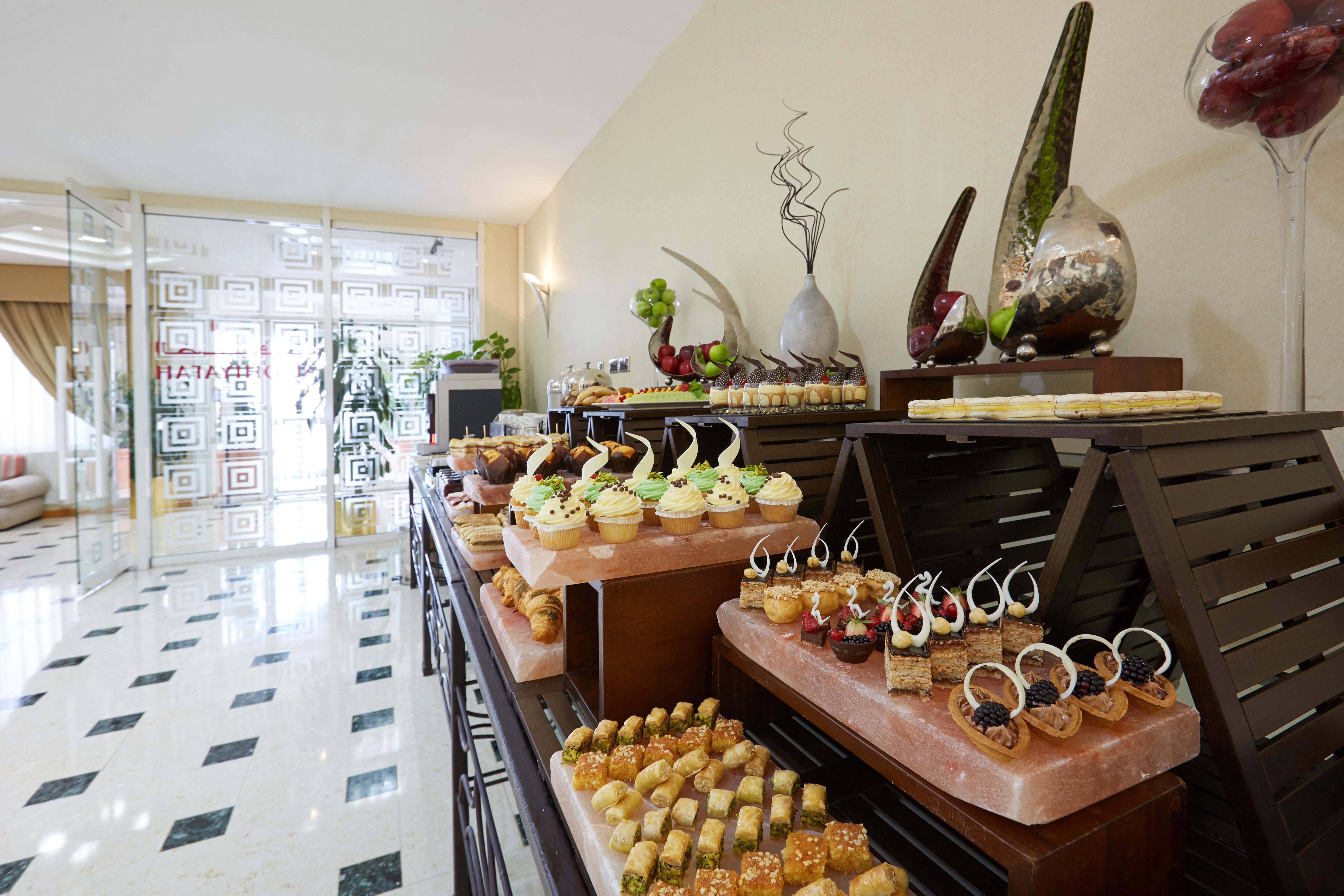 크라운 플라자 두바이 호텔 외부 사진 A buffet at a hotel