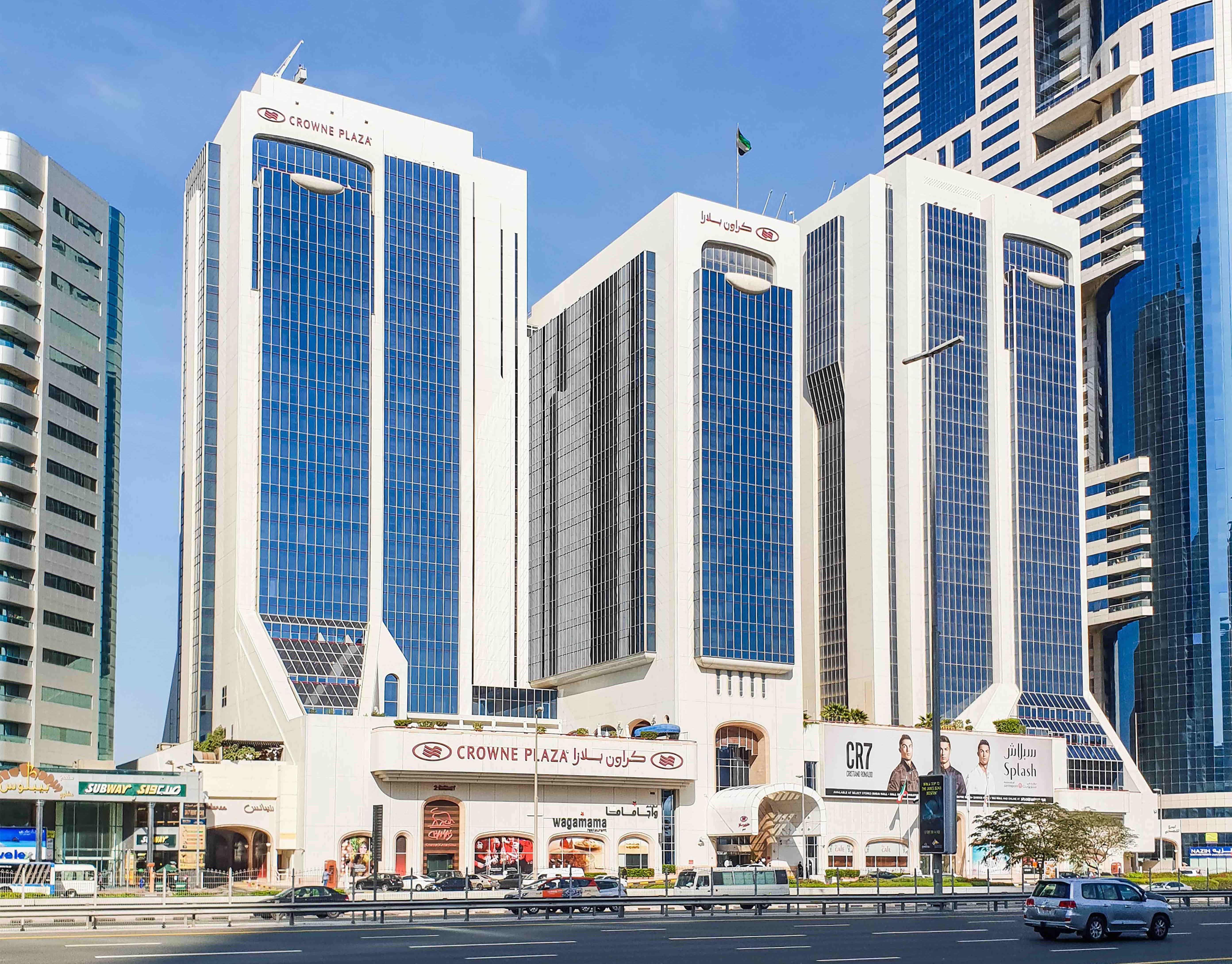 크라운 플라자 두바이 호텔 외부 사진 The Crowne Plaza Hotel in Abu Dhabi